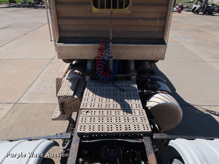 image for item DG7010 2002 Freightliner FLD semi truck