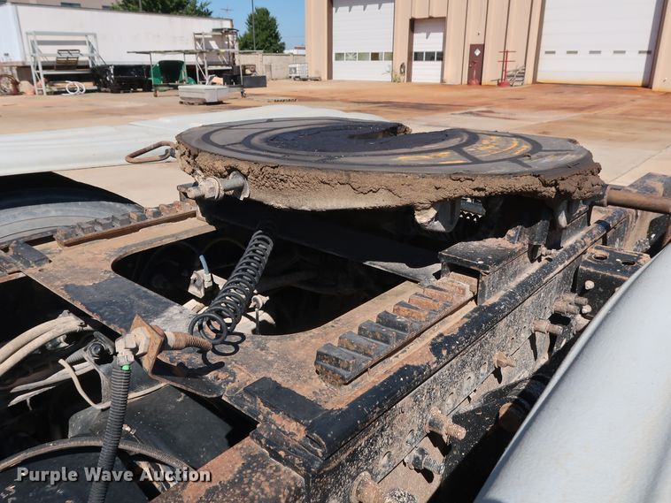 image for item DG7010 2002 Freightliner FLD semi truck