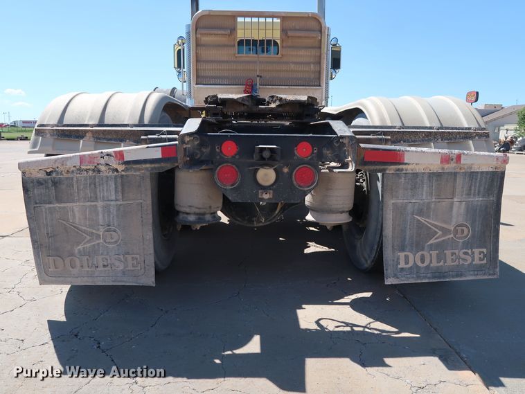 image for item DG7010 2002 Freightliner FLD semi truck