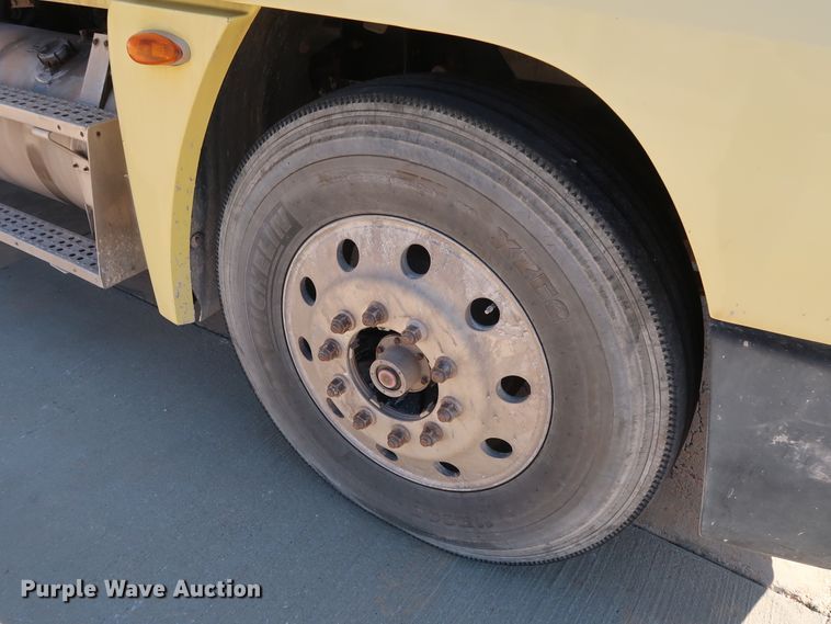 image for item DG7010 2002 Freightliner FLD semi truck