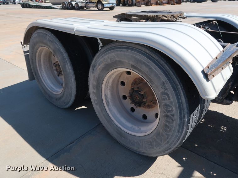 image for item DG7010 2002 Freightliner FLD semi truck