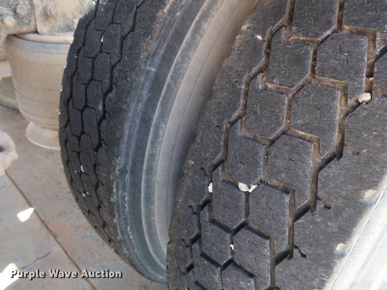 image for item DG7010 2002 Freightliner FLD semi truck