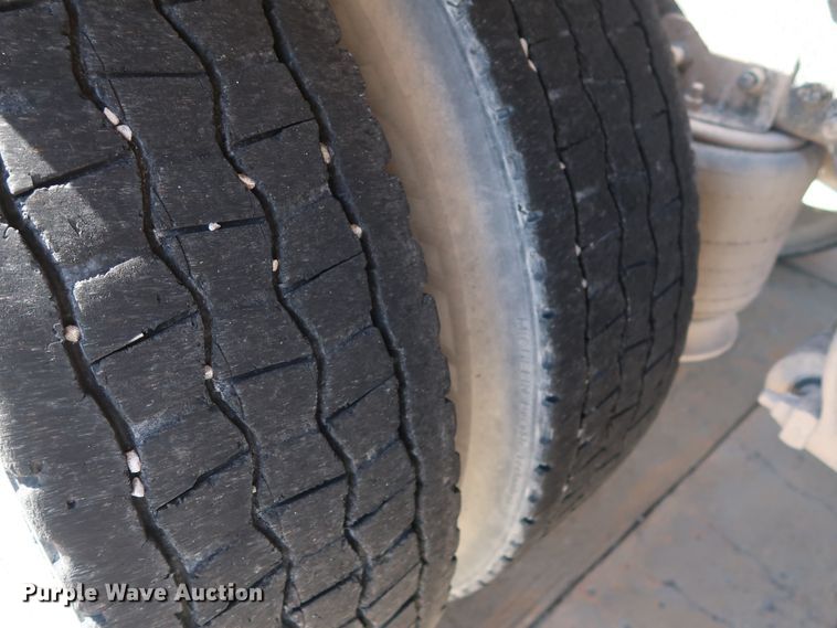 image for item DG7010 2002 Freightliner FLD semi truck