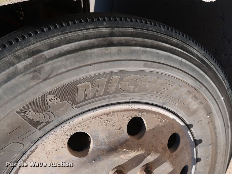 image for item DG7010 2002 Freightliner FLD semi truck