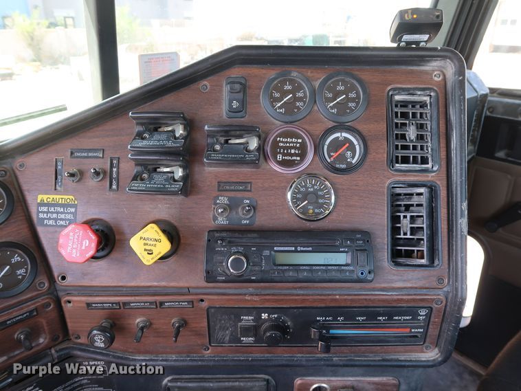 image for item DG7011 2008 Freightliner FLD semi truck