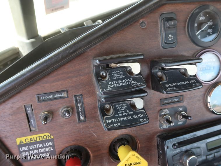 image for item DG7011 2008 Freightliner FLD semi truck