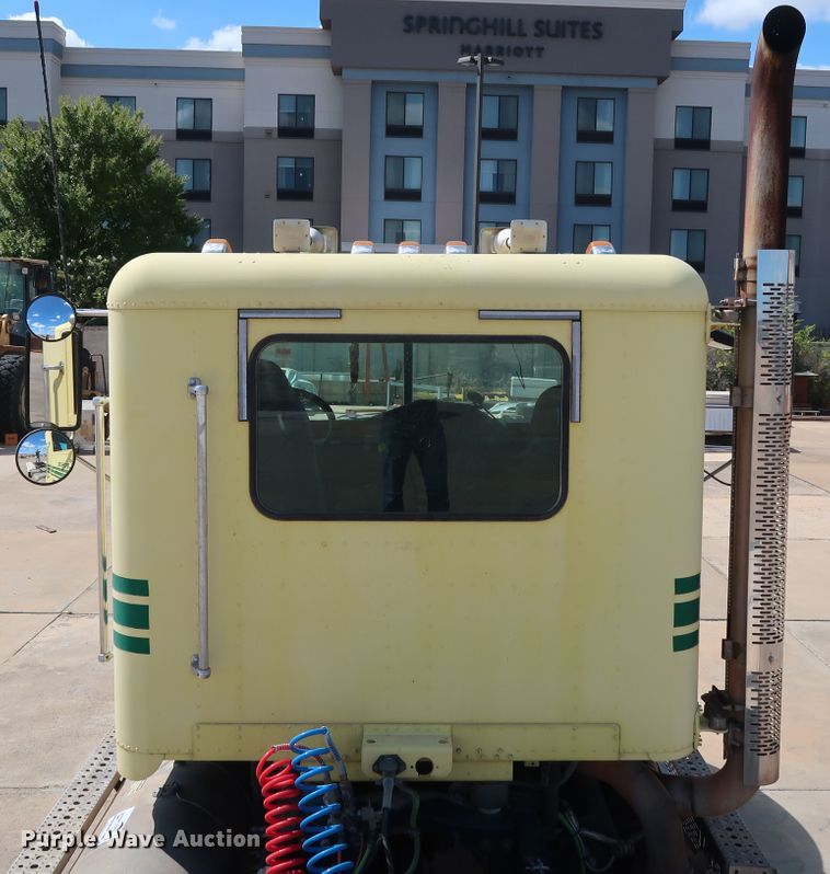 image for item DG7011 2008 Freightliner FLD semi truck