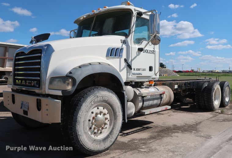 image for item DG7012 2007 Mack CTP713 truck cab and chassis