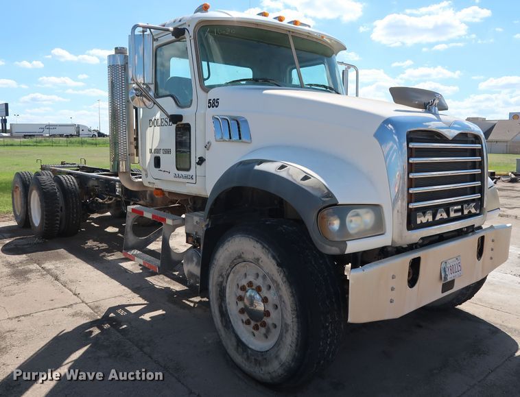 image for item DG7012 2007 Mack CTP713 truck cab and chassis