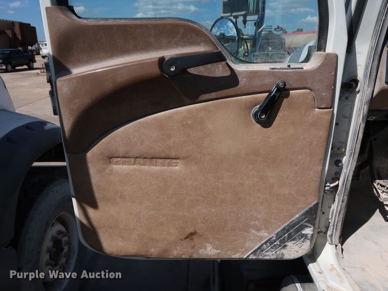 image for item DG7012 2007 Mack CTP713 truck cab and chassis