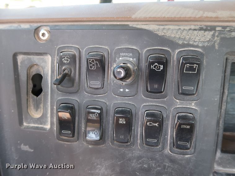 image for item DG7012 2007 Mack CTP713 truck cab and chassis