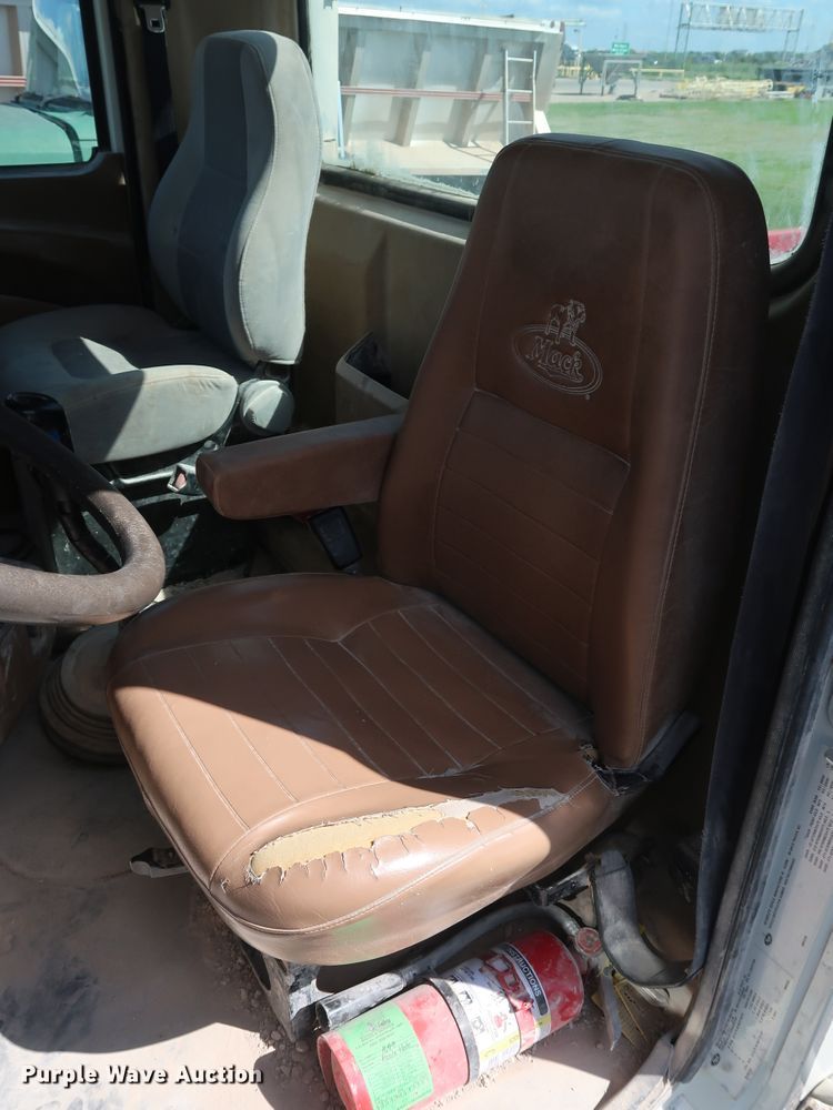 image for item DG7012 2007 Mack CTP713 truck cab and chassis