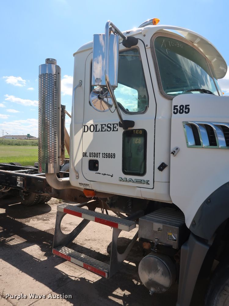 image for item DG7012 2007 Mack CTP713 truck cab and chassis