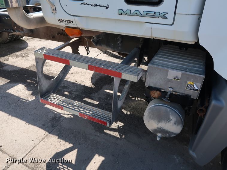 image for item DG7012 2007 Mack CTP713 truck cab and chassis