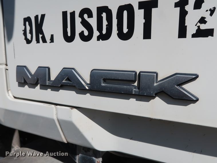 image for item DG7012 2007 Mack CTP713 truck cab and chassis