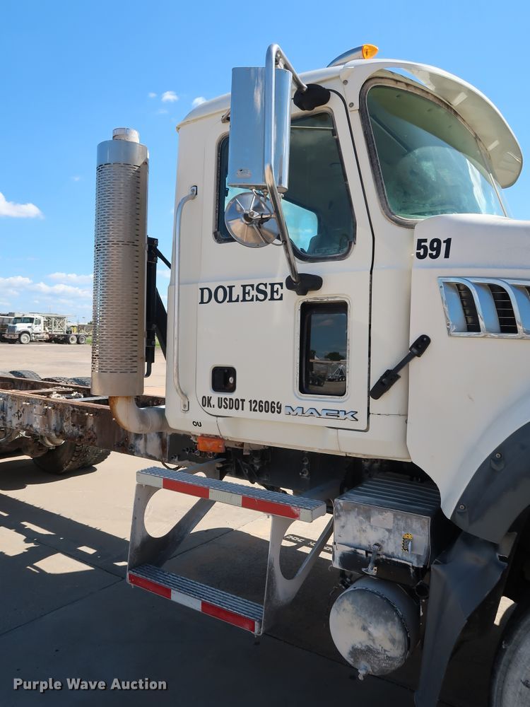 image for item DG7013 2007 Mack CTP713 truck cab and chassis