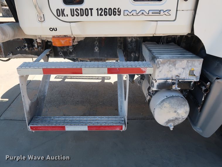 image for item DG7013 2007 Mack CTP713 truck cab and chassis