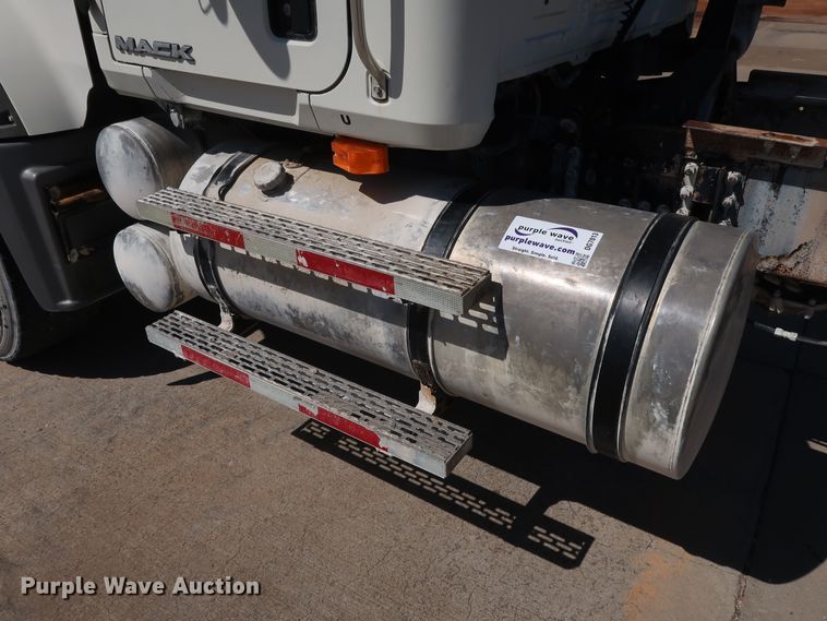 image for item DG7013 2007 Mack CTP713 truck cab and chassis