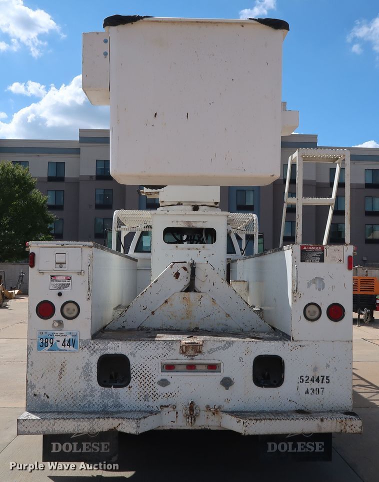 image for item DG7015 2000 GMC C7500 bucket truck