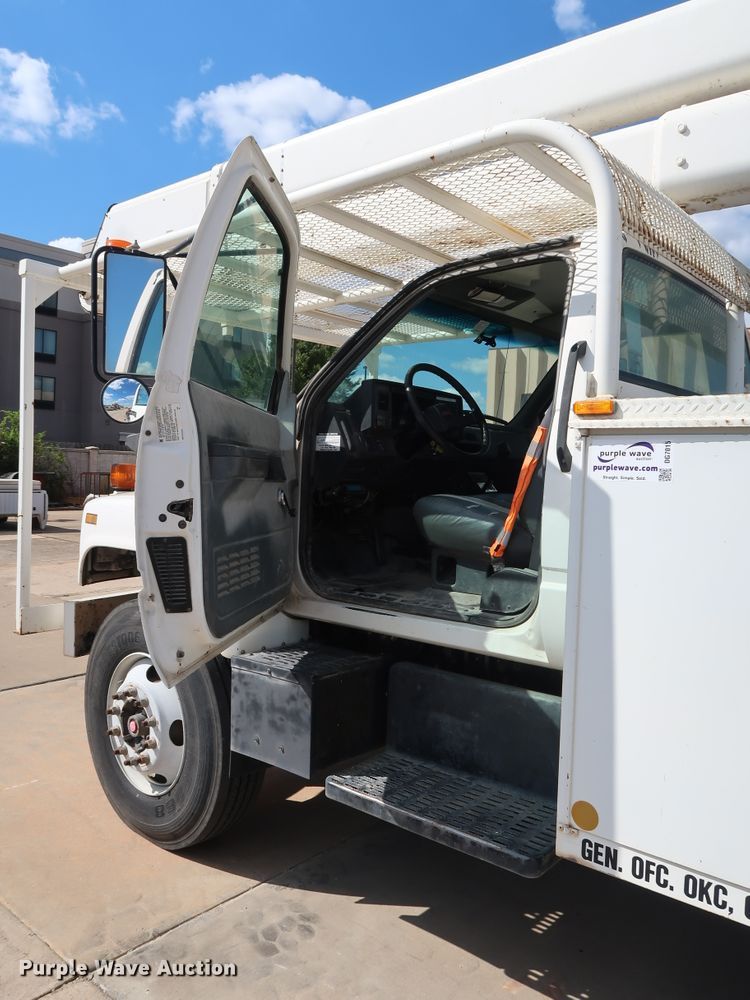 image for item DG7015 2000 GMC C7500 bucket truck