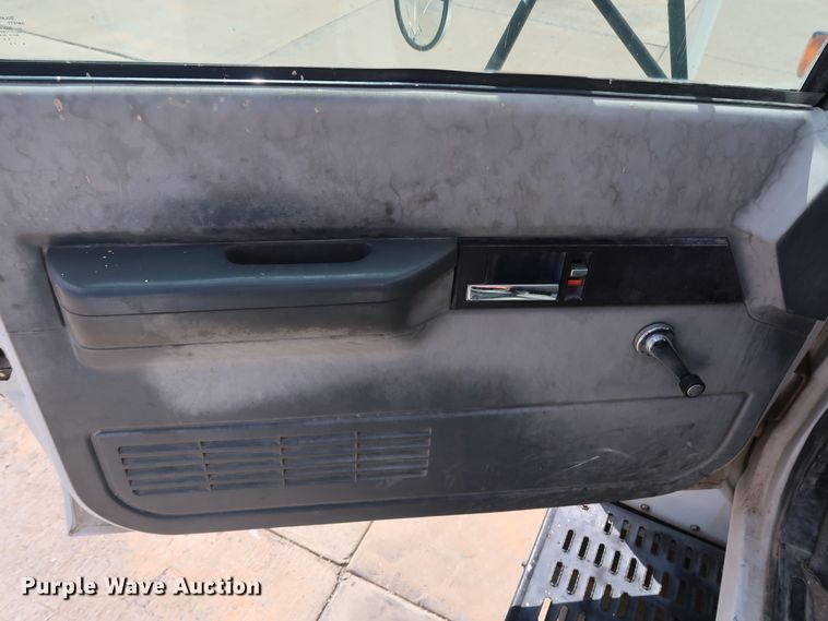 image for item DG7015 2000 GMC C7500 bucket truck