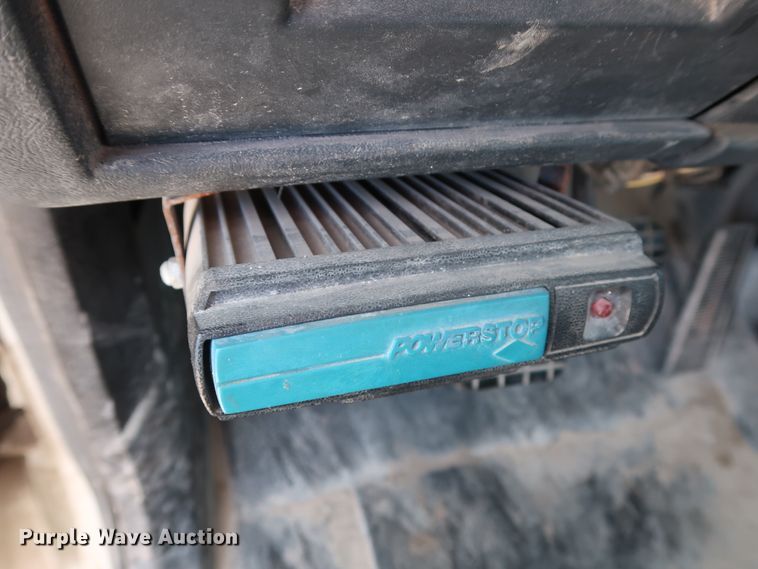 image for item DG7015 2000 GMC C7500 bucket truck