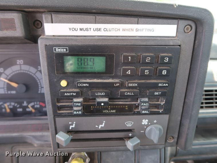 image for item DG7015 2000 GMC C7500 bucket truck