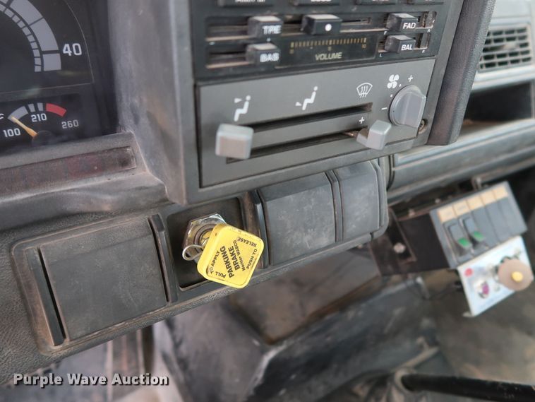 image for item DG7015 2000 GMC C7500 bucket truck