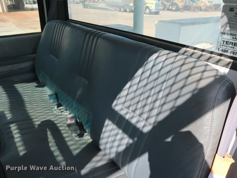 image for item DG7015 2000 GMC C7500 bucket truck