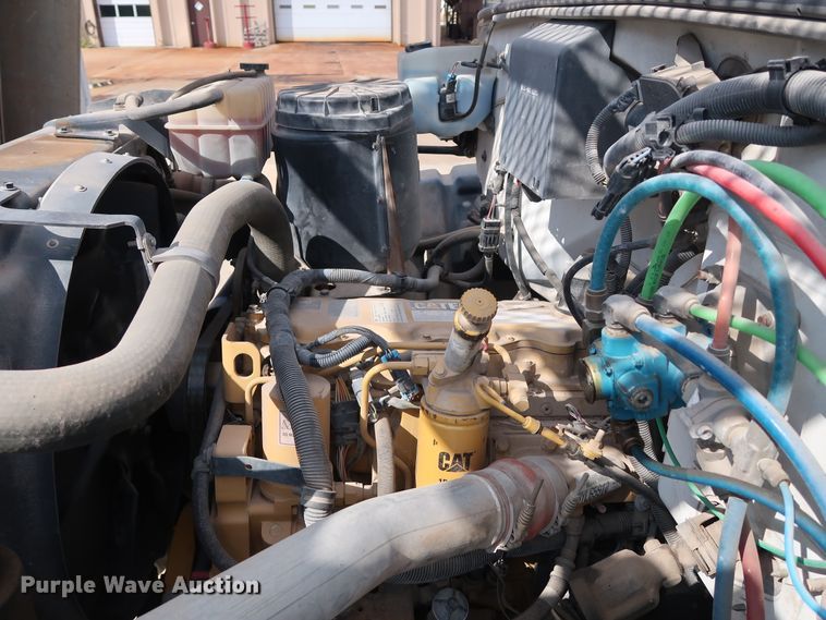 image for item DG7015 2000 GMC C7500 bucket truck