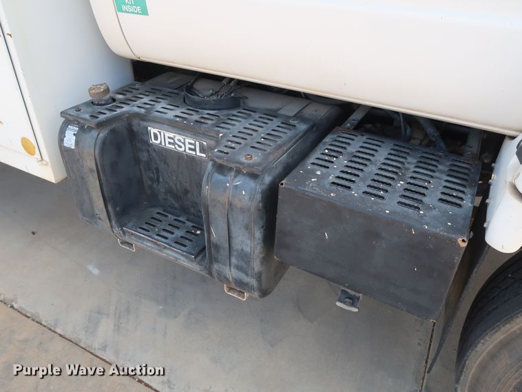 image for item DG7015 2000 GMC C7500 bucket truck