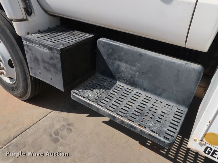 image for item DG7015 2000 GMC C7500 bucket truck