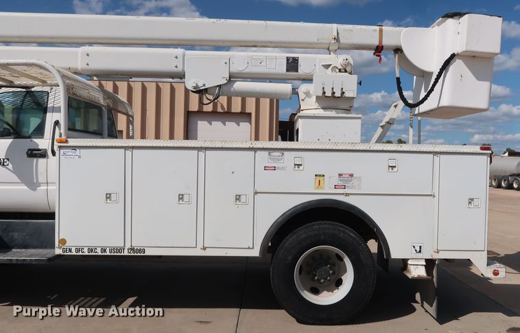 image for item DG7015 2000 GMC C7500 bucket truck
