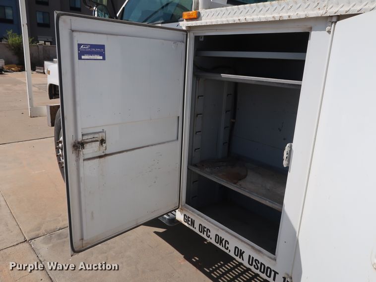 image for item DG7015 2000 GMC C7500 bucket truck