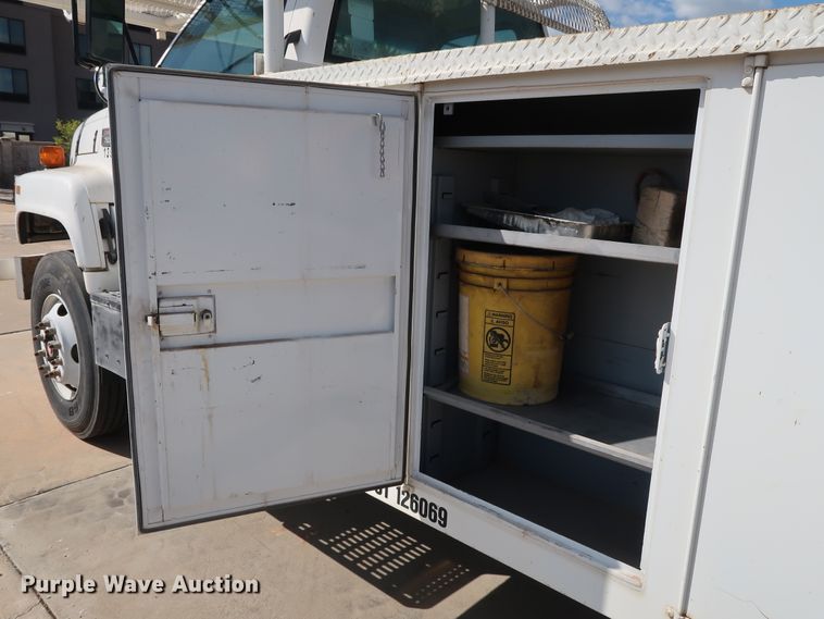 image for item DG7015 2000 GMC C7500 bucket truck