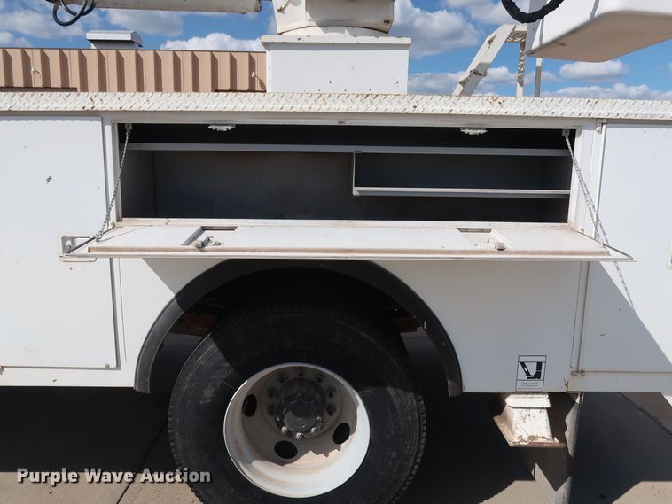 image for item DG7015 2000 GMC C7500 bucket truck