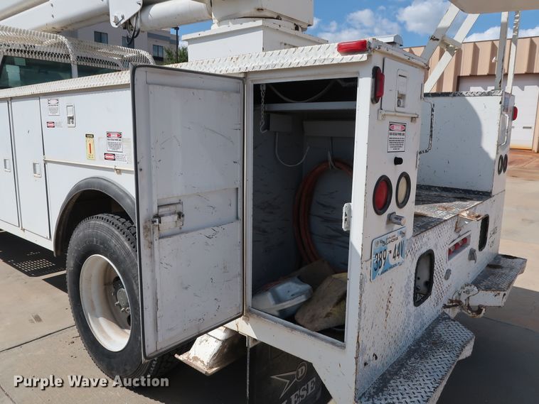 image for item DG7015 2000 GMC C7500 bucket truck