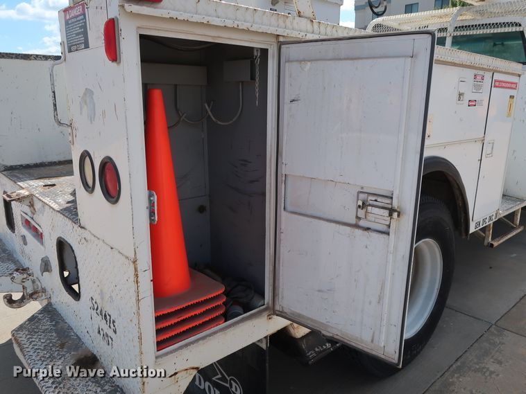 image for item DG7015 2000 GMC C7500 bucket truck