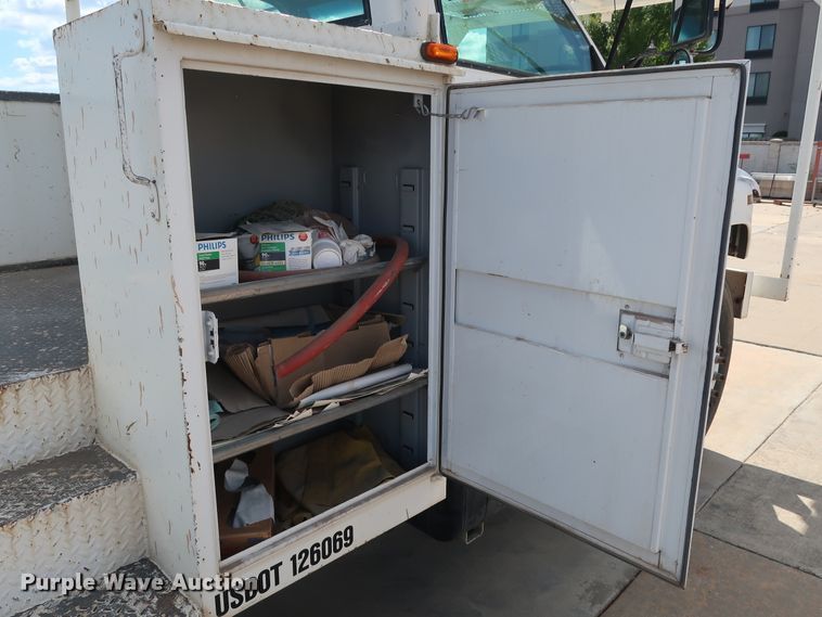 image for item DG7015 2000 GMC C7500 bucket truck