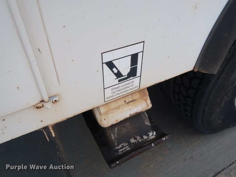 image for item DG7015 2000 GMC C7500 bucket truck