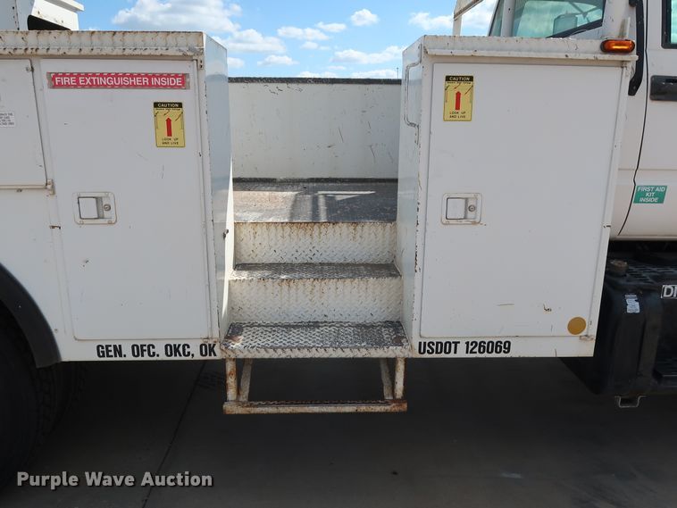 image for item DG7015 2000 GMC C7500 bucket truck