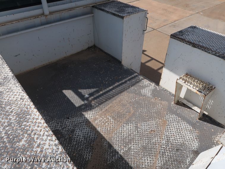 image for item DG7015 2000 GMC C7500 bucket truck