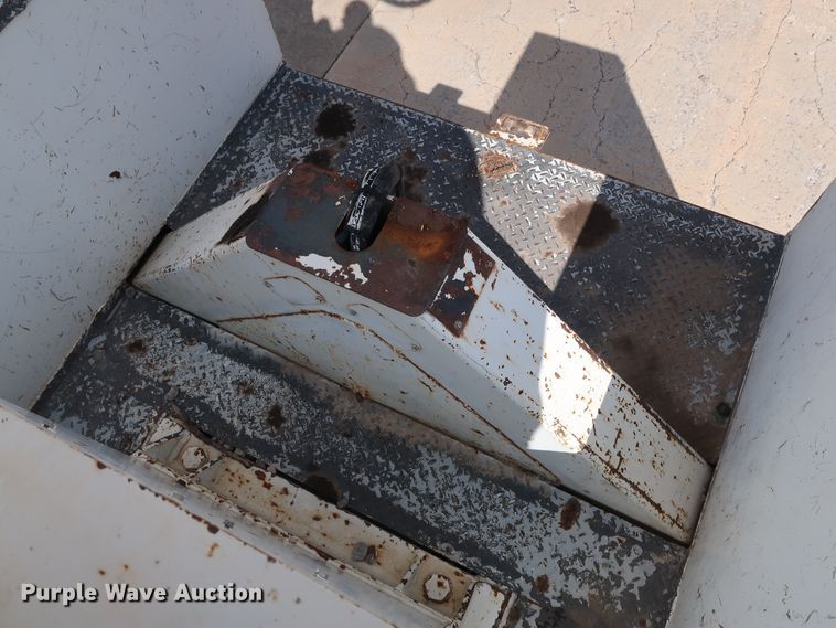 image for item DG7015 2000 GMC C7500 bucket truck