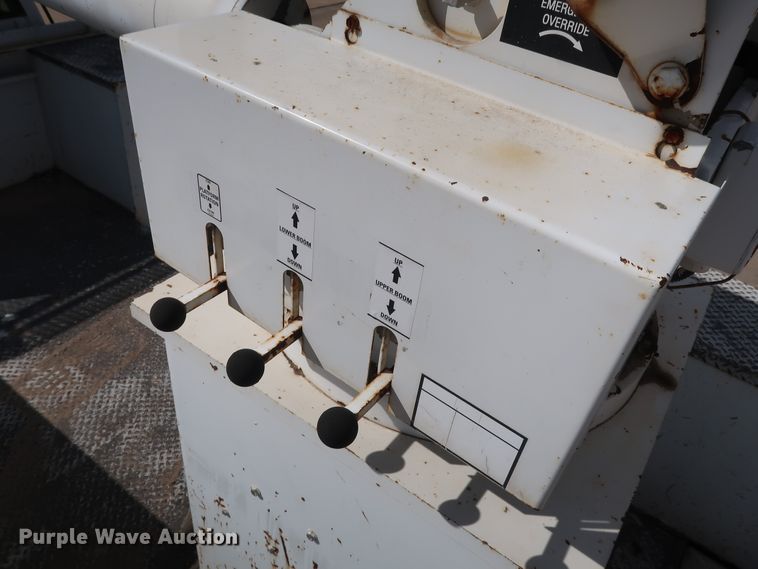 image for item DG7015 2000 GMC C7500 bucket truck