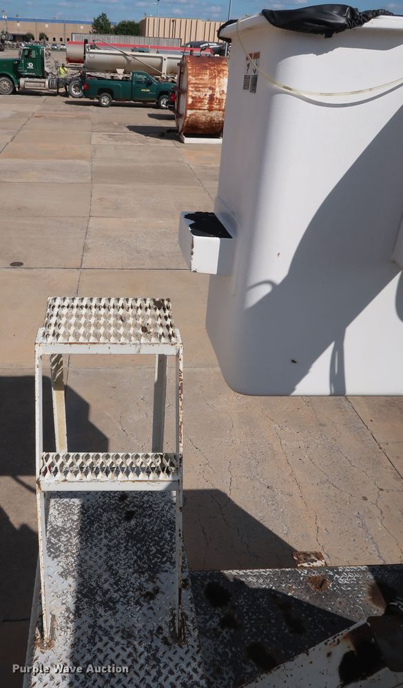 image for item DG7015 2000 GMC C7500 bucket truck