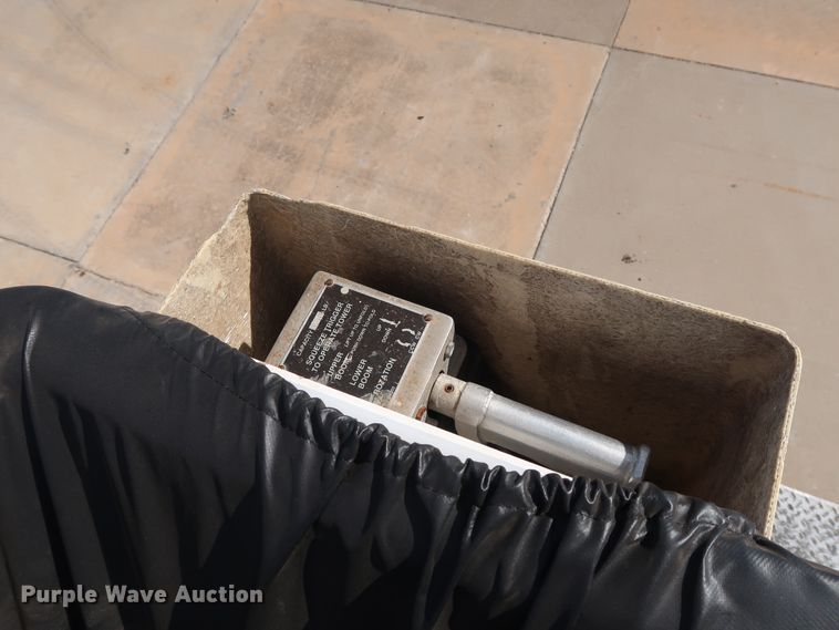 image for item DG7015 2000 GMC C7500 bucket truck