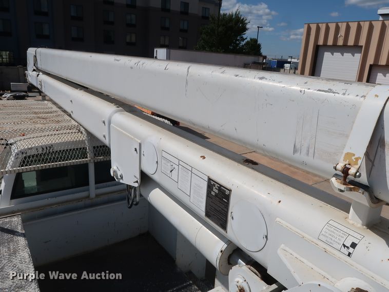 image for item DG7015 2000 GMC C7500 bucket truck