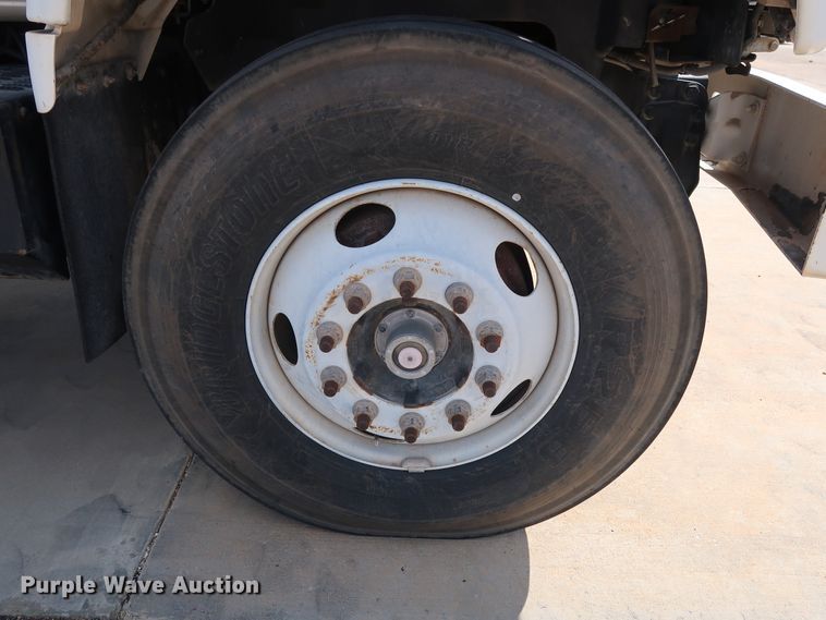 image for item DG7015 2000 GMC C7500 bucket truck