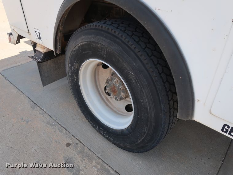 image for item DG7015 2000 GMC C7500 bucket truck