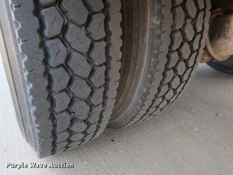 image for item DG7015 2000 GMC C7500 bucket truck